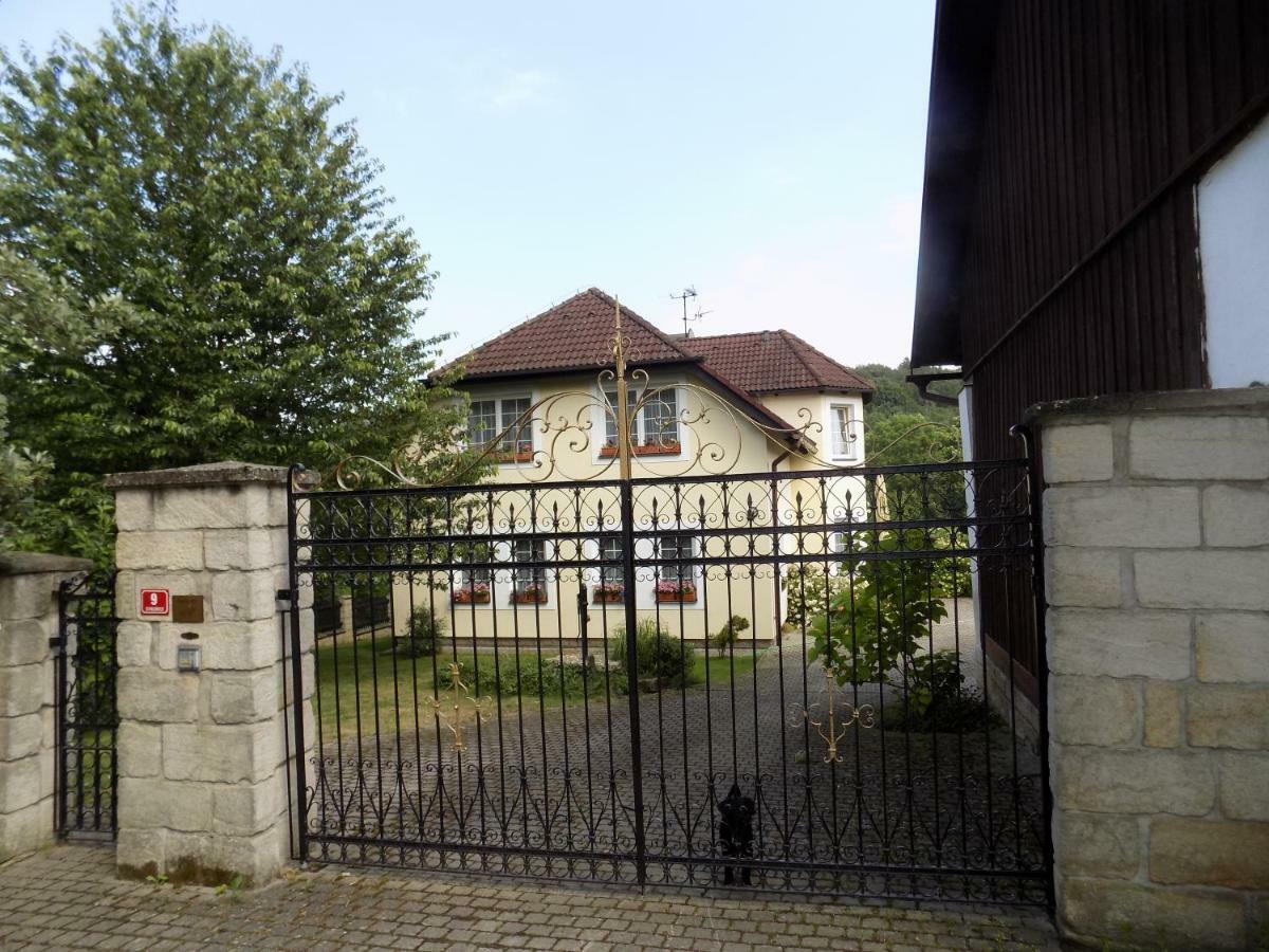 Landhaus Florian Apartamento Rovensko pod Troskami Exterior foto