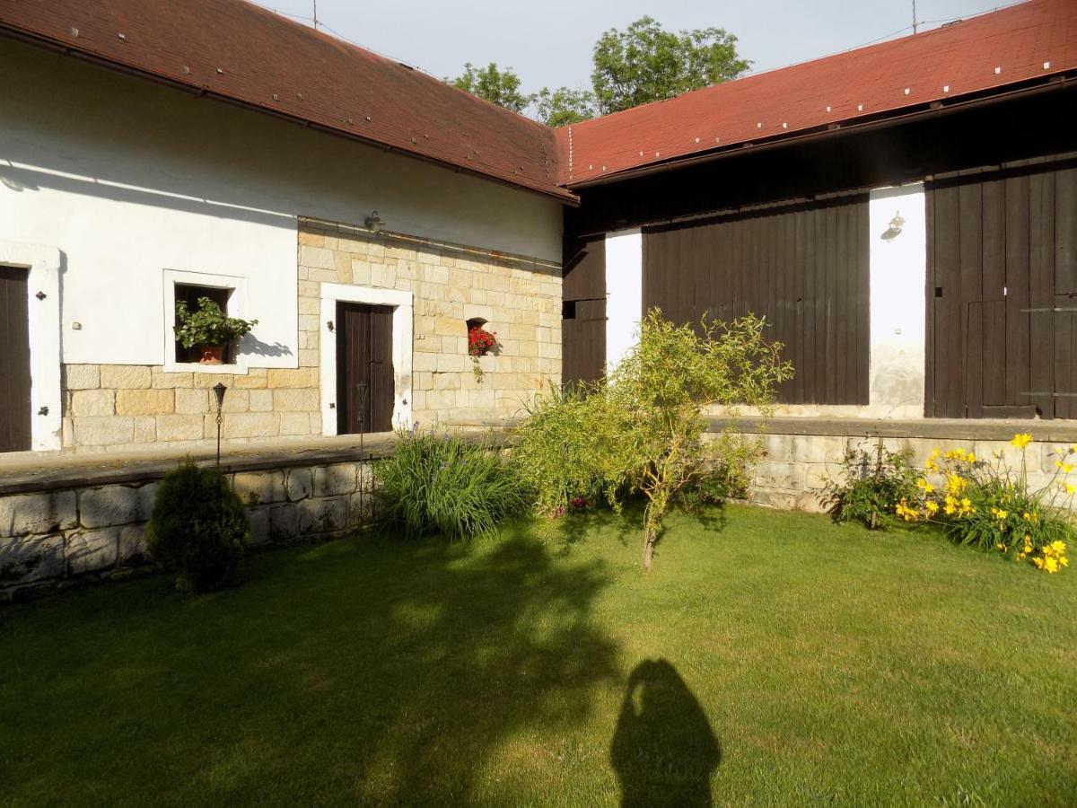 Landhaus Florian Apartamento Rovensko pod Troskami Exterior foto